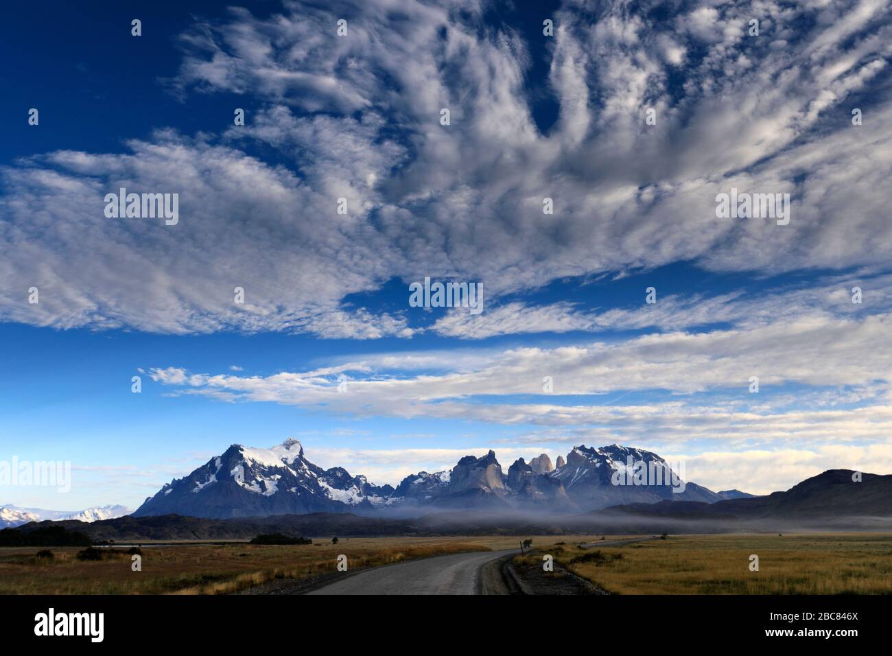 Vue sur le Cerro Paine Grande et la Cordillera de Paine, Torres de Paine, la région de Magallanes, Patagonia, Chili Banque D'Images