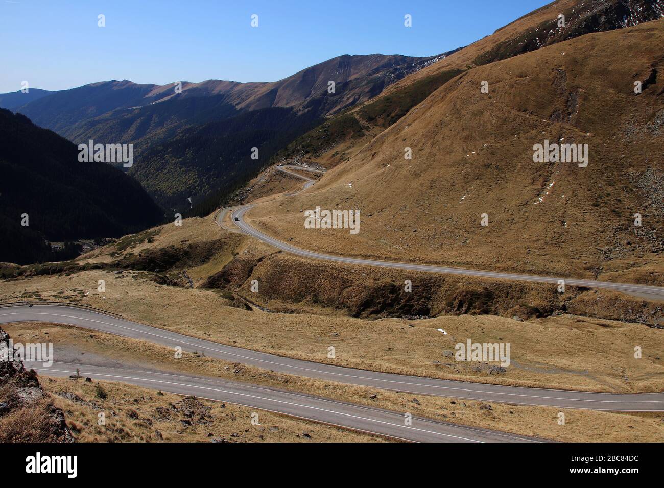 Le passage Transfagarasan est le passage au-dessus des montagnes de Carpates en Roumanie et est l'une des routes de montagne les plus spectaculaires au monde Banque D'Images