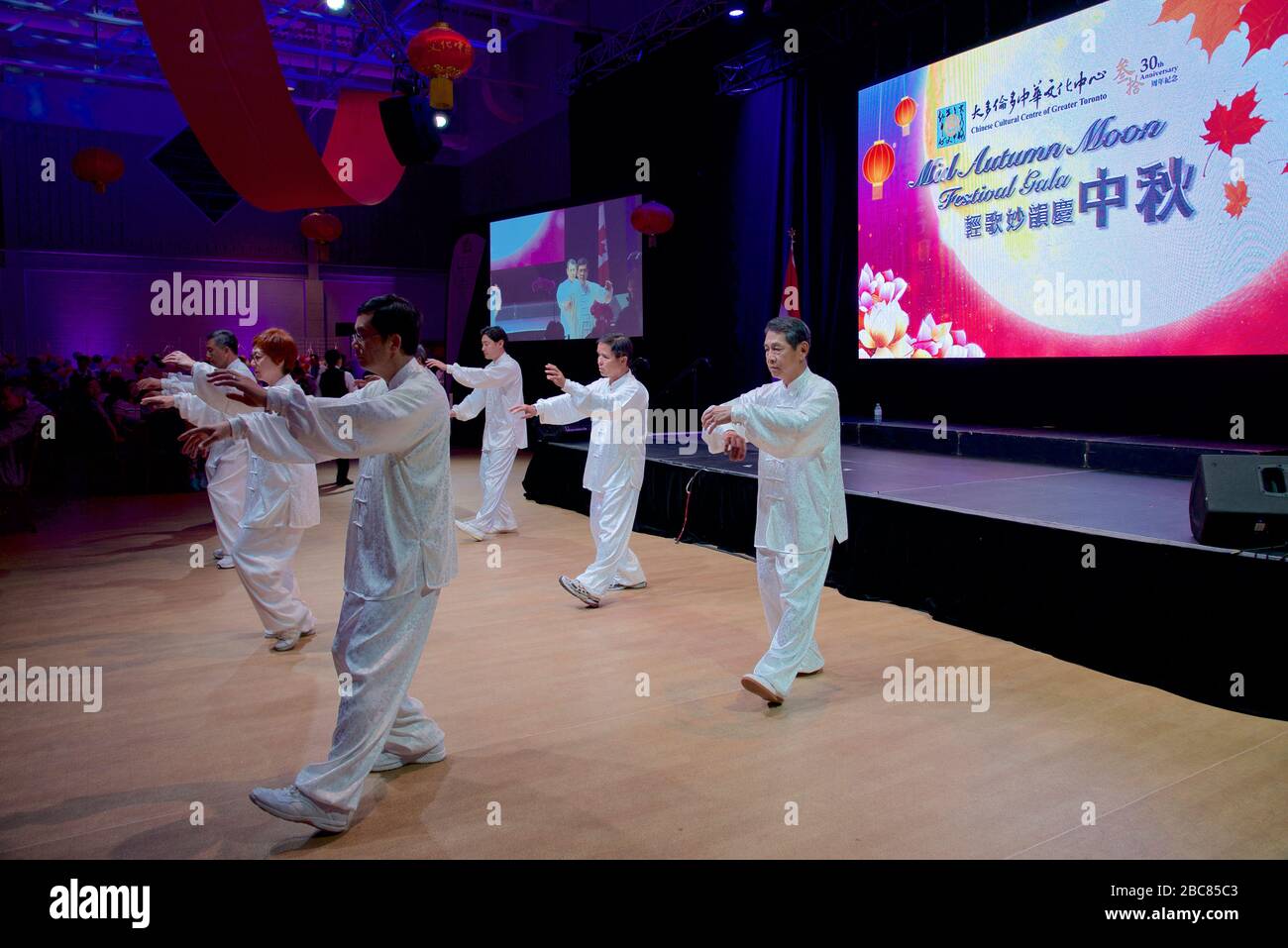 Spectacle d'art martial chinois de Tai Chi au festival de la Lune de mi-automne au Centre communautaire chinois de Toronto Banque D'Images