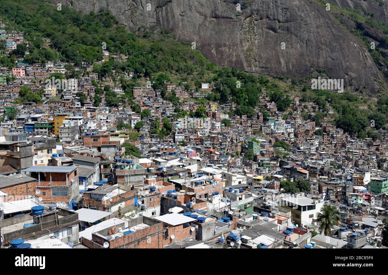 La favela surpeuplée de Rochina à Rio de Janerio, Brésil, de haut point de vue Banque D'Images