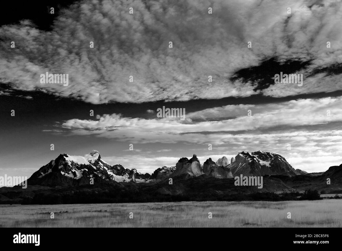 Vue sur le Cerro Paine Grande et la Cordillera de Paine, Torres de Paine, la région de Magallanes, Patagonia, Chili Banque D'Images