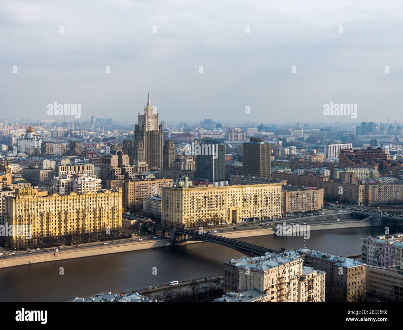 Vue depuis le pont d'observation de l'hôtel Ukraine sur le fleuve Moscou et le Ministère des affaires étrangères Banque D'Images