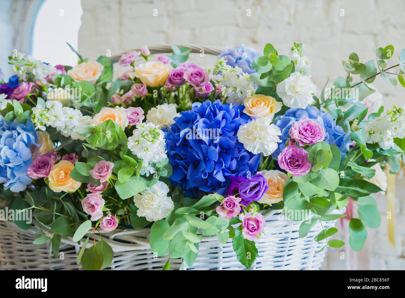 Grand panier fleuri avec fleurs au fleuriste Banque D'Images