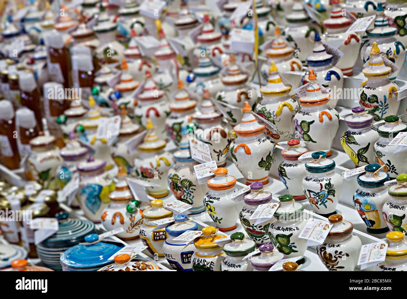 Souvenirs touristiques chinois en vente sur le marché, Loule, Algarve, Portugal Banque D'Images