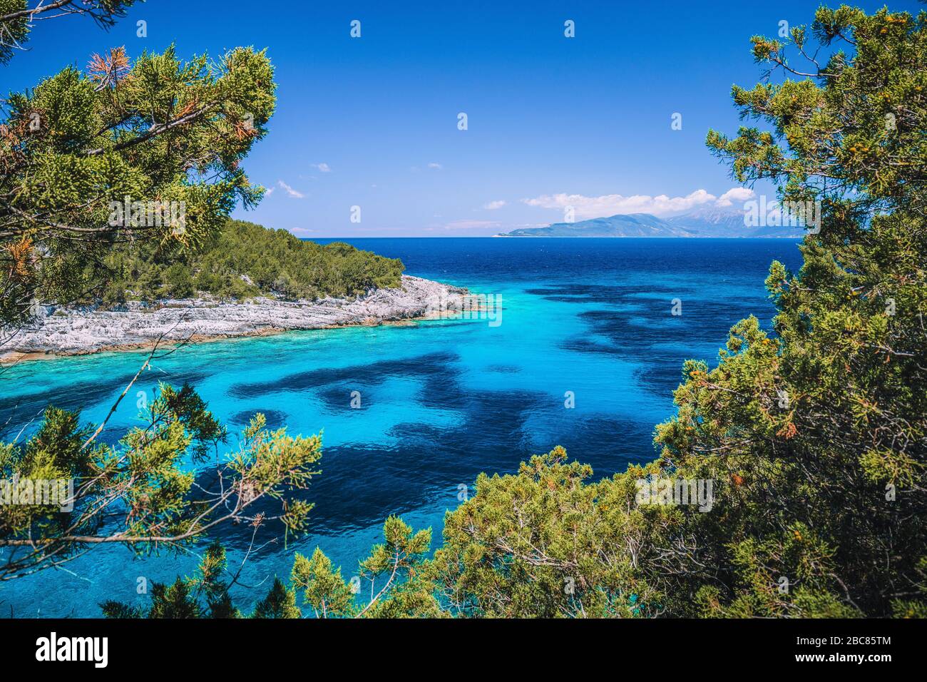 Plage de Dafnoudi à Kefalonia, Grèce. Fascinante couleur turquoise de l'eau de mer. Des lieux célèbres et charmants. Concept de loisirs de vacances. Banque D'Images