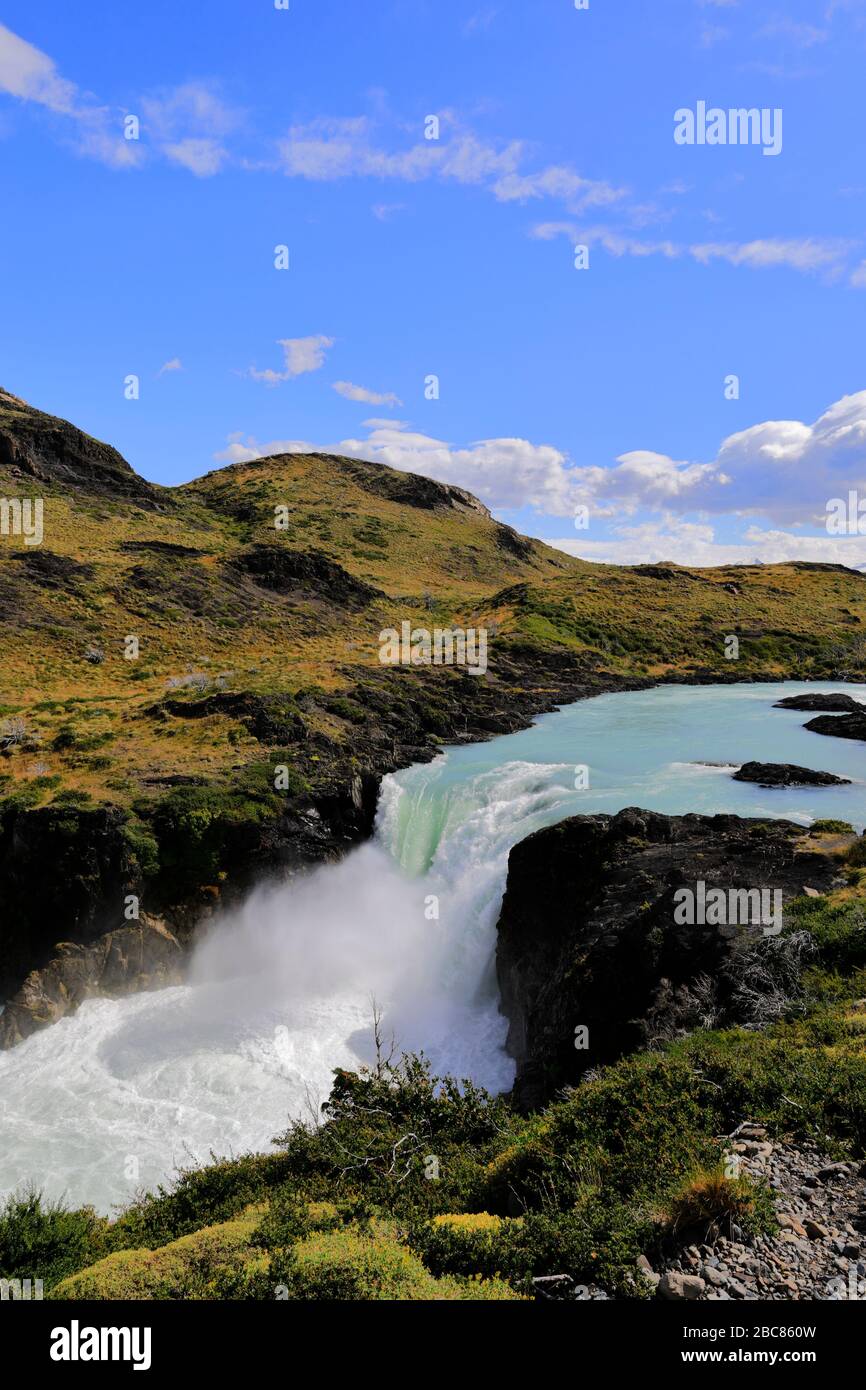 Vue estivale de la chute d'eau de Salto Grande, Lago Pehoe, Torres de Paine, région de Magallanes, Patagonie, Chili, Amérique du Sud Banque D'Images