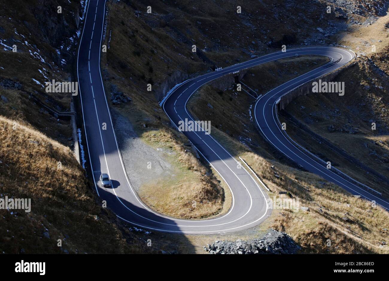 Le passage Transfagarasan est le passage au-dessus des Carpates en Roumanie et est l'une des routes de montagne les plus spectaculaires au monde Banque D'Images