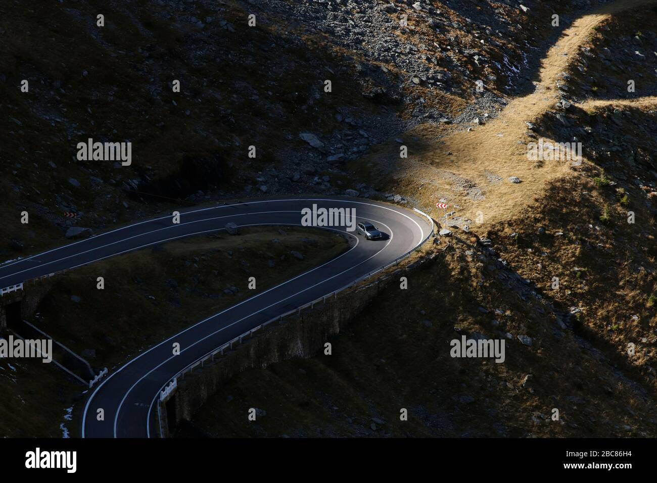 Le passage Transfagarasan est le passage au-dessus des Carpates en Roumanie et est l'une des routes de montagne les plus spectaculaires au monde Banque D'Images