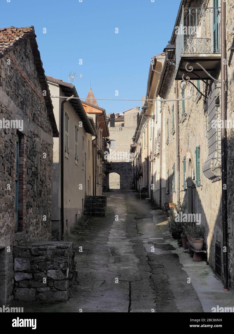 Rue principale dans l'ancien village médiéval de colline, Lusuolo à Lunigiana, nord de la Toscane Italie. Règlement traditionnel historique avec château. Banque D'Images