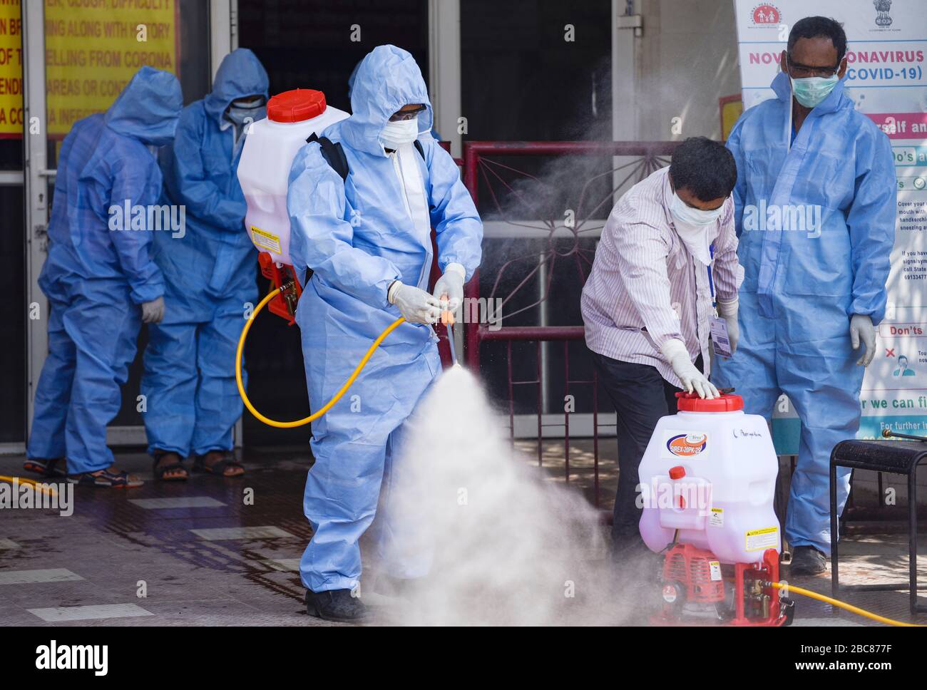 3 avril 2020, Guwahati, Assam, Inde: Un agent de santé vaporise du désinfectant à l'hôpital du Collège médical Guwahati (GMCH), pendant le verrouillage national, comme mesure préventive contre le coronavirus COVID-19, à Guwahati. (Image crédit : © David Talukdar/ZUMA Wire) Banque D'Images