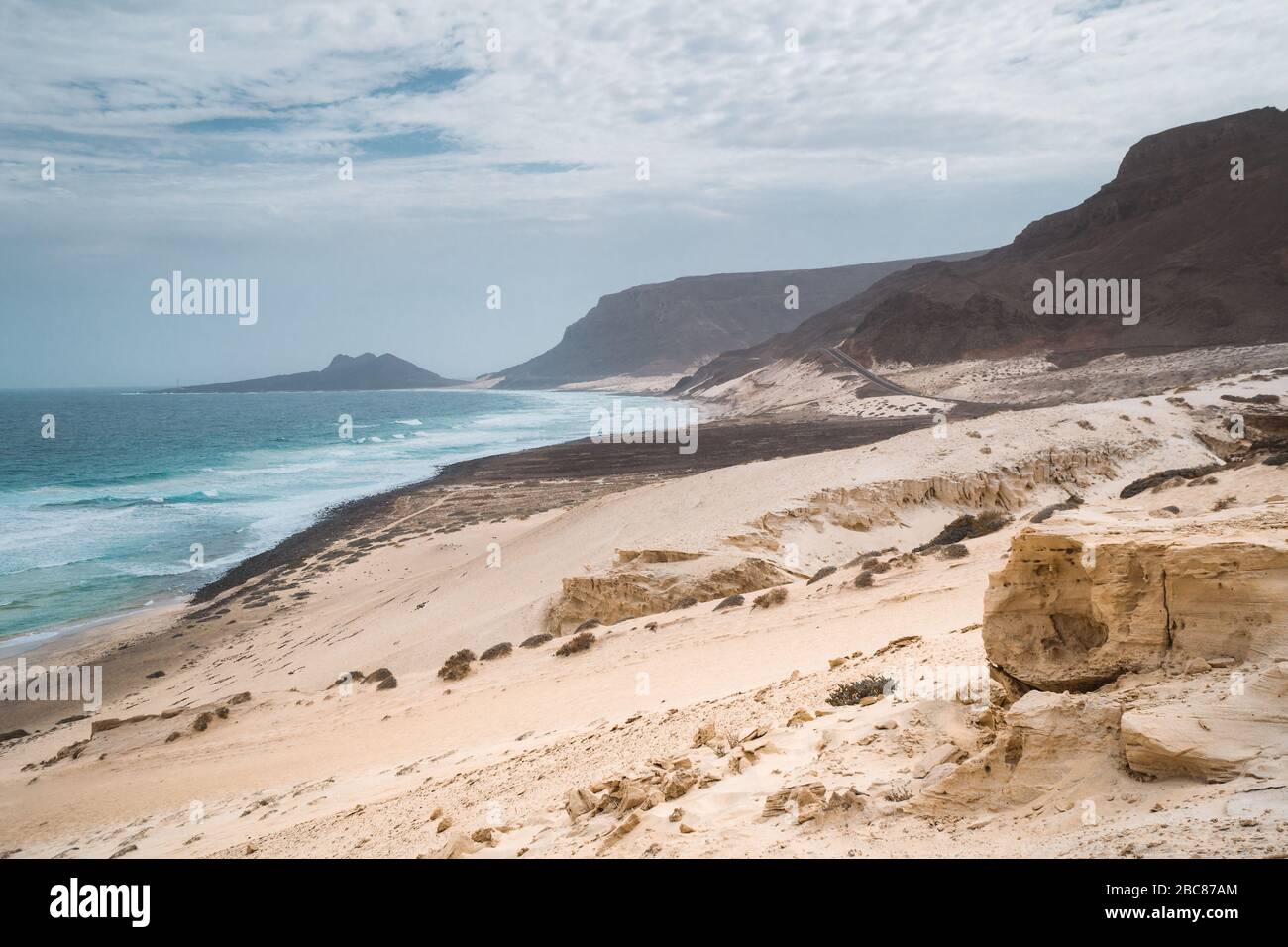Liberté, espace, solitude et baie isolée sur la côte orientale de l'île de Sao Vicente, au Cap-Vert. Banque D'Images