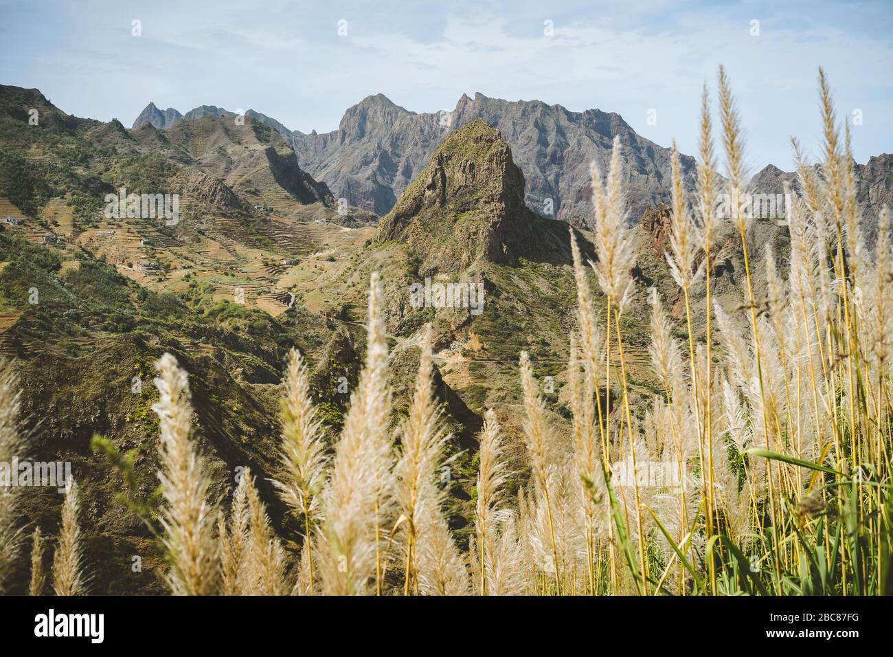 Pic de montagne stérile énorme dans le désert aride sec paysage. Ribeira Grande. Ile de Santo Antao, Cap-Vert. Banque D'Images