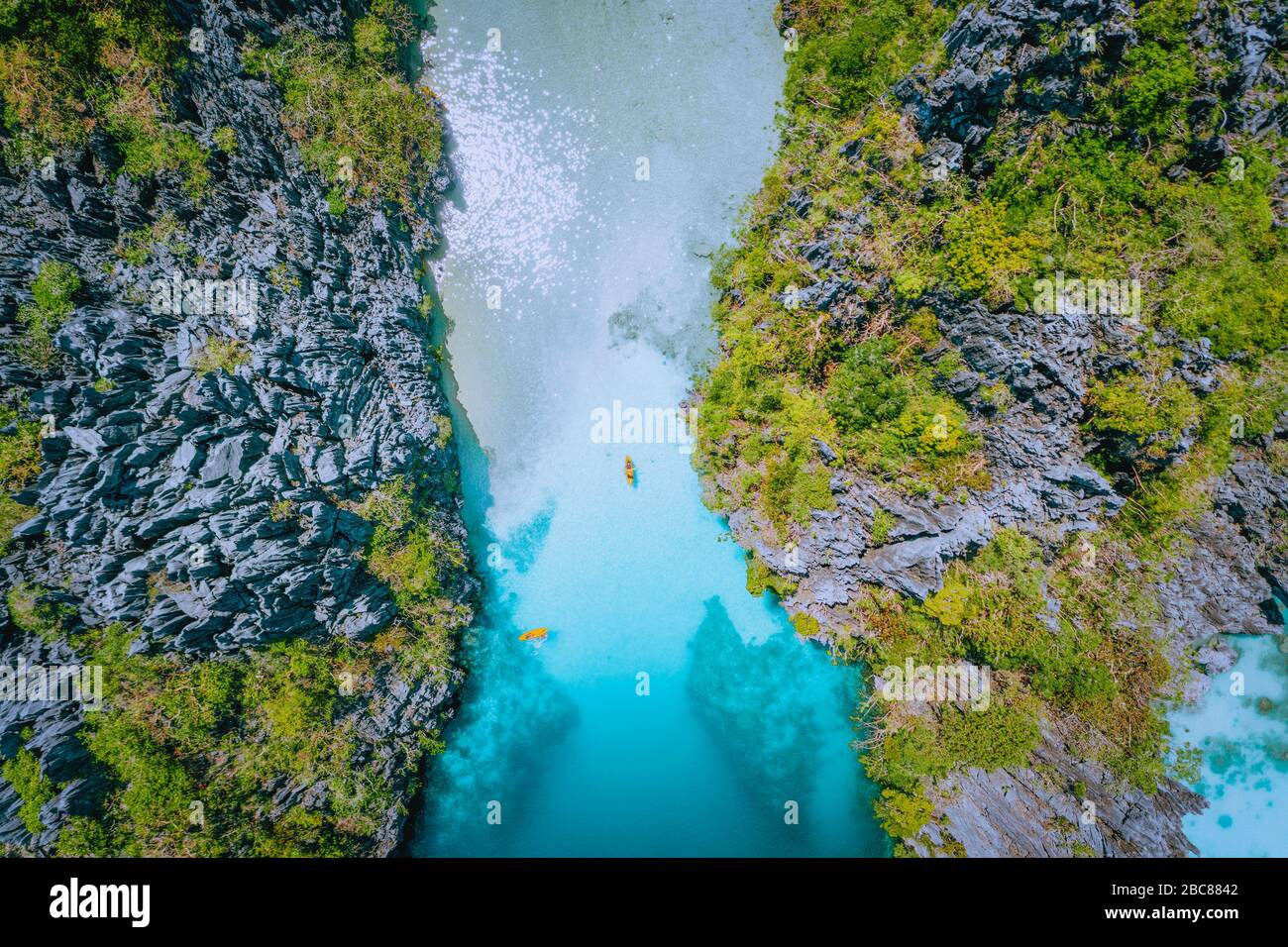 Vue aérienne en haut de l'entrée dans Big Lagoon à l'île de Miniloc, El Nido, Palawan, Philippines. Roches calcaires karstiques surréalistes. Banque D'Images