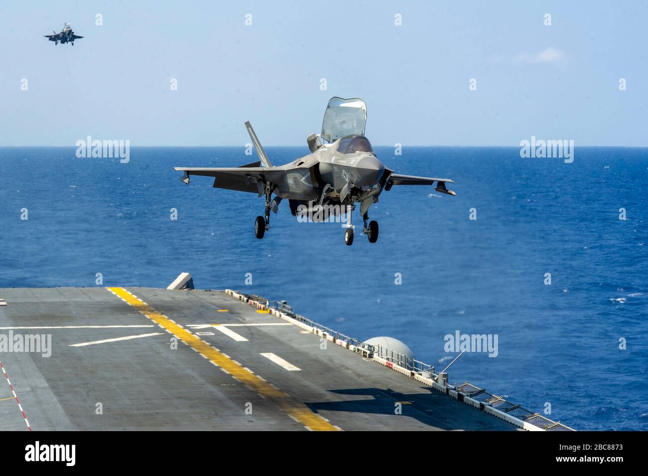 Un chasseur furtif F-35 B Lightning II du corps maritime des États-Unis, affecté à la 31ème unité expéditionnaire maritime, effectue un atterrissage vertical sur le pont de vol du navire-pilote d'assaut amphibie de classe américaine USS America pendant les opérations de routine le 2 avril 2020 dans la mer des Philippines. Banque D'Images