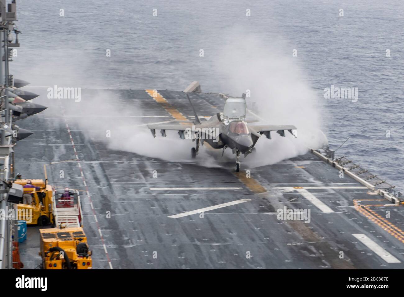 Un chasseur furtif F-35 B Lightning II du corps maritime des États-Unis, affecté à la 31ème unité expéditionnaire maritime, effectue un atterrissage vertical sur le pont de vol du navire d'assaut amphibie de classe américaine USS America pendant les opérations de routine le 28 mars 2020 dans la mer des Philippines. Banque D'Images