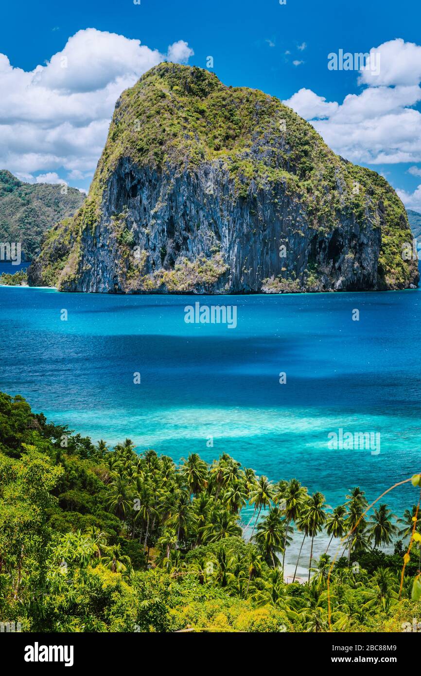 Vue imprenable sur la côte tropical avec jungle et Pinagbuyutan Île dans l'océan bleu El Nido, Palawan, Philippines. Faut voir, plus uniques de Bel Banque D'Images