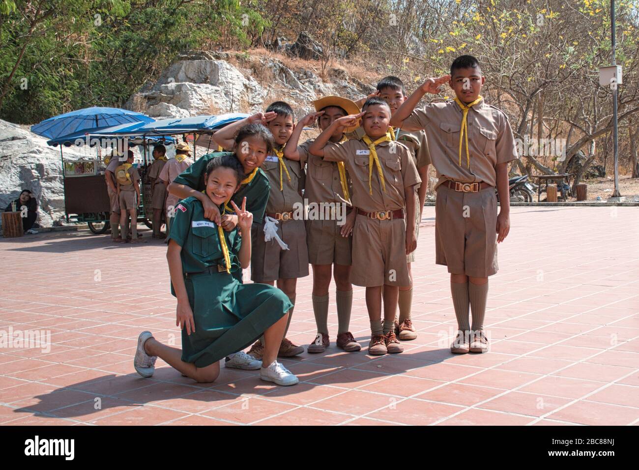 Ratchaburi, Thaïlande 12.22.2019: Les Guides thaïlandais (Eclaireuses) et les Scouts thaïlandais en uniformes saluant dans le Parc du Rocher de Khao Ngu, le nom Khao Ngu Banque D'Images