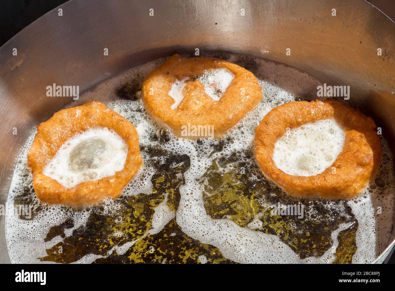 Friture des beignets portugais sur le marché du dimanche, Loule, Algarve, Portugal Banque D'Images