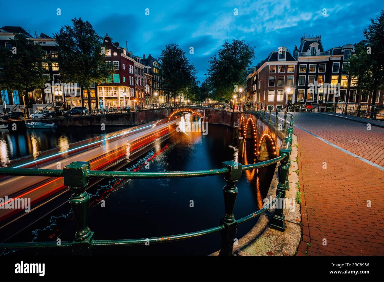 En soirée, la ville d'Amsterdam en légèreté et réflexions sur l'eau à l'Leidsegracht et Keizersgracht. L'exposition à long shot. Voyage de ville visiter Banque D'Images