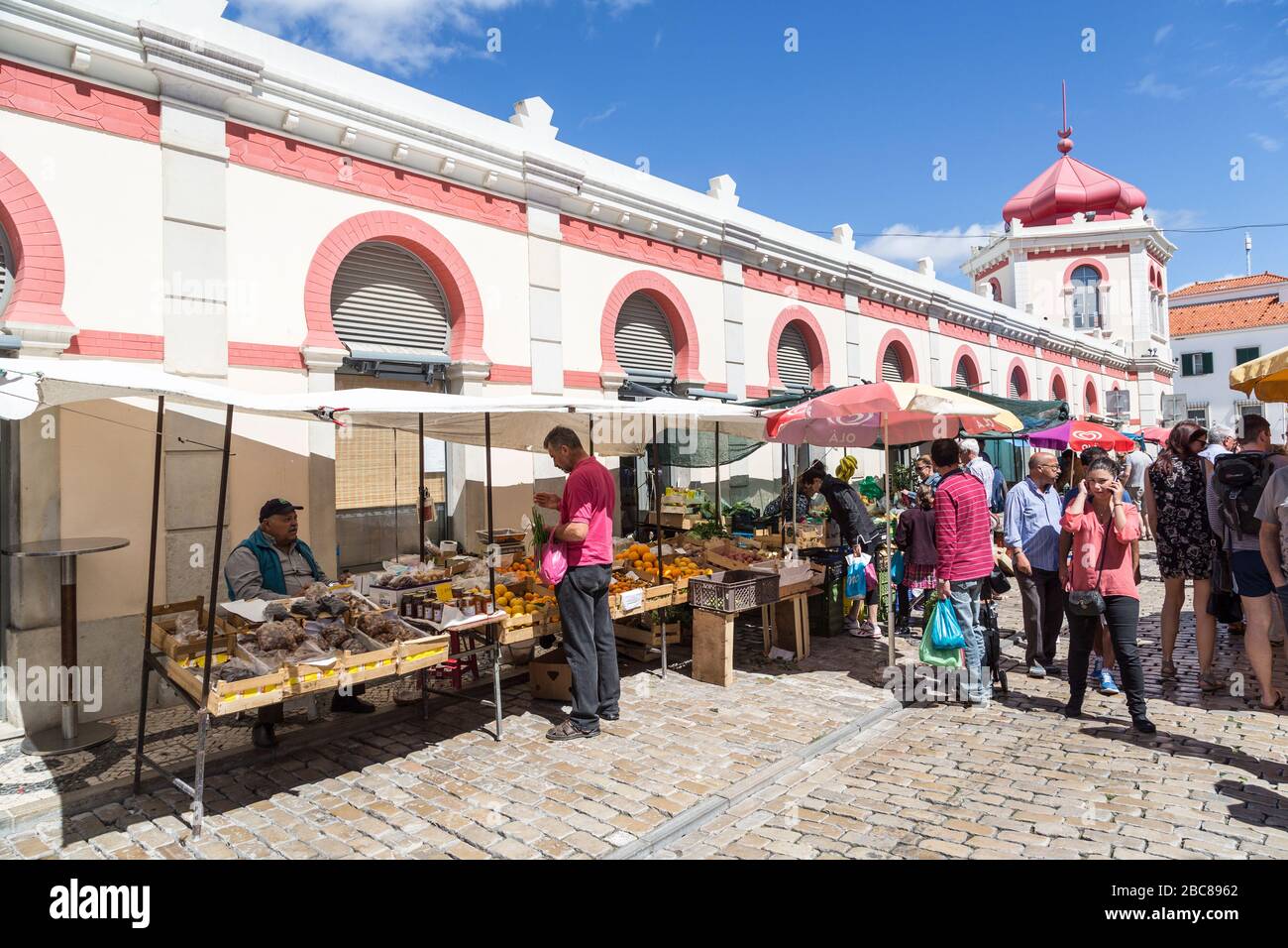 Étals sur le marché extérieur, Loule, Algarve, Portugal Banque D'Images