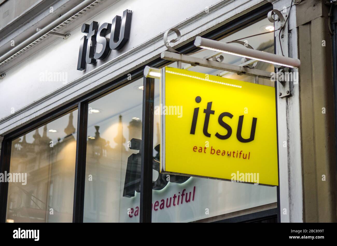 ITSU- chaîne britannique de nourriture d'inspiration asiatique, logo extérieur / signalisation- Londres Banque D'Images ITSU- chaîne britannique de nourriture d'inspiration asiatique, logo extérieur / signalisation- Londres Banque D'Images