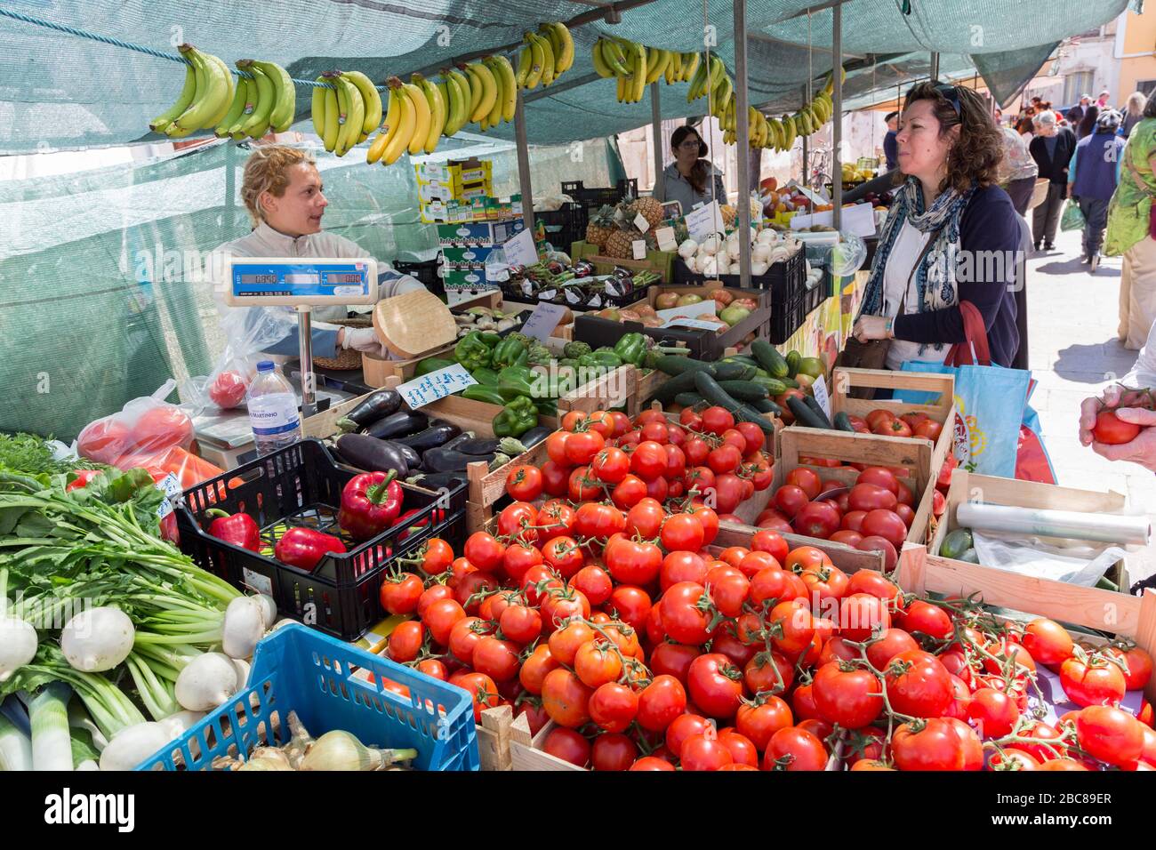 Tomates et produits en vente sur le marché, Loule, Algarve, Portugal Banque D'Images
