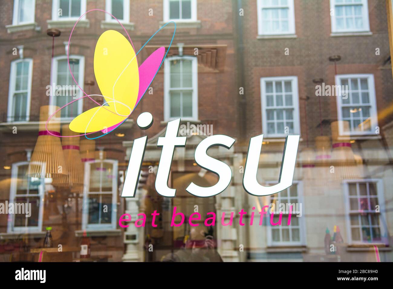 ITSU- chaîne britannique de nourriture d'inspiration asiatique, logo extérieur / signalisation- Londres Banque D'Images ITSU- chaîne britannique de nourriture d'inspiration asiatique, logo extérieur / signalisation- Londres Banque D'Images