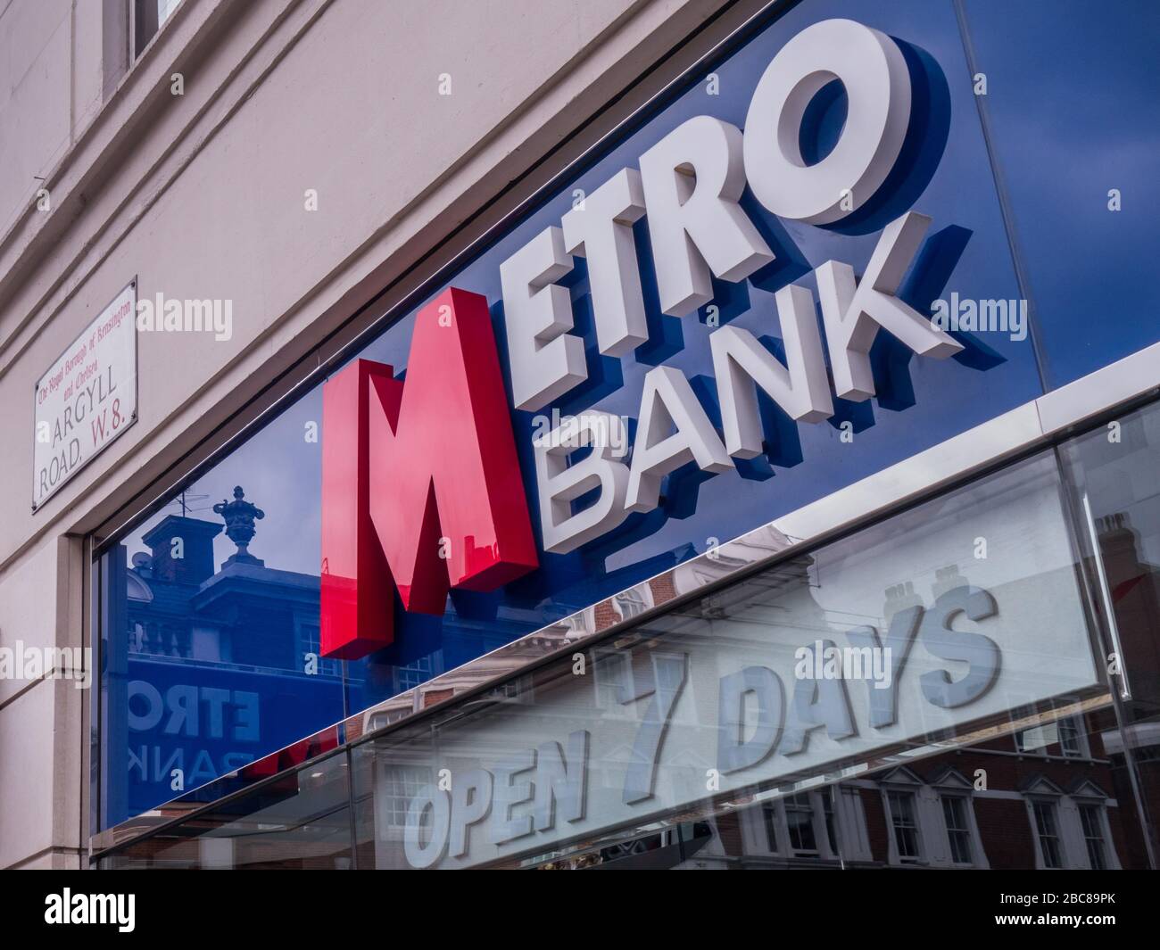 Metro Bank- Banque britannique moderne de détail et de commerce de haute rue- logo extérieur / signalisation- Londres Banque D'Images