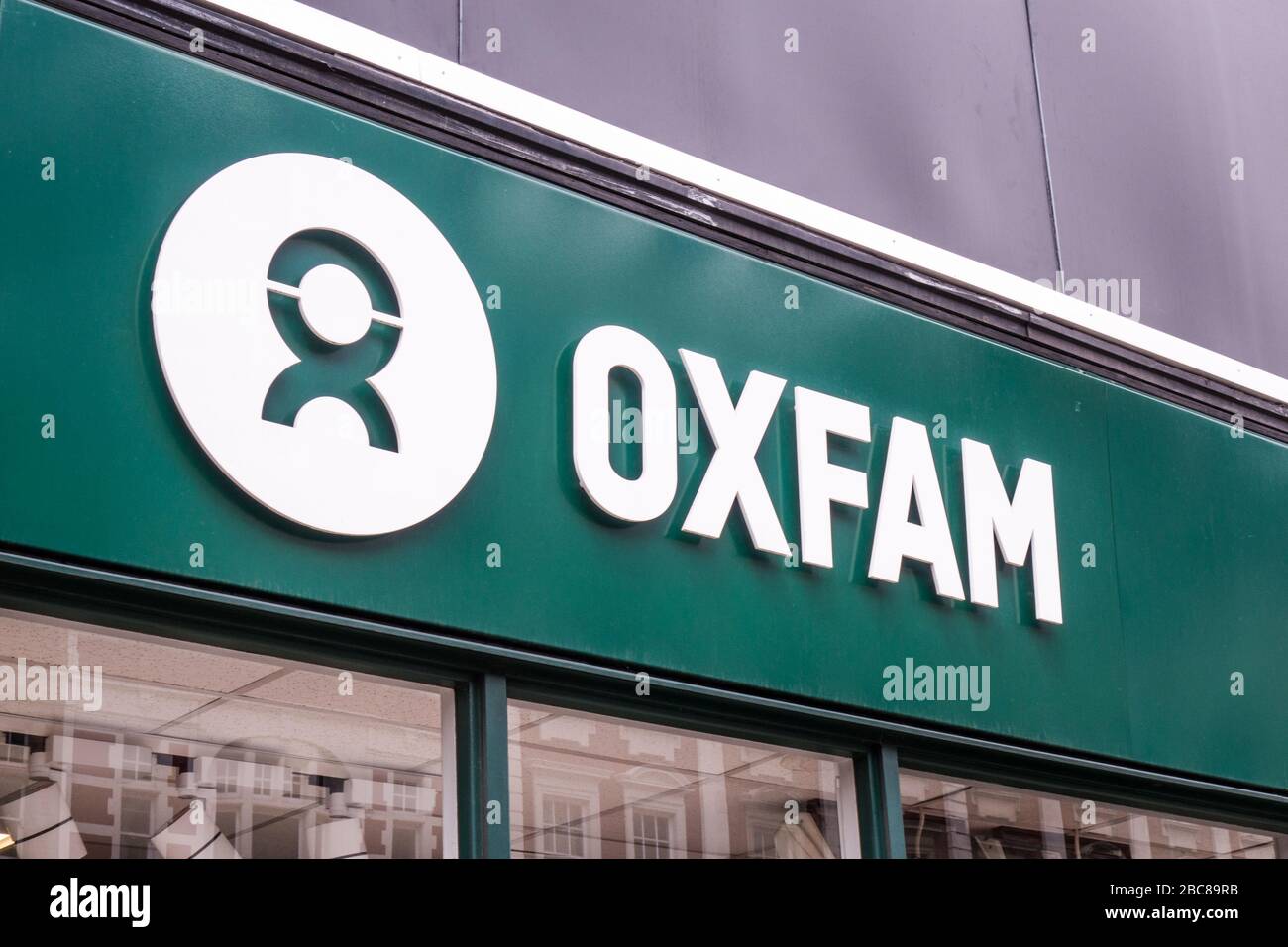 Oxfam - magasin de charité de haute rue - logo extérieur / signalisation- Londres Banque D'Images