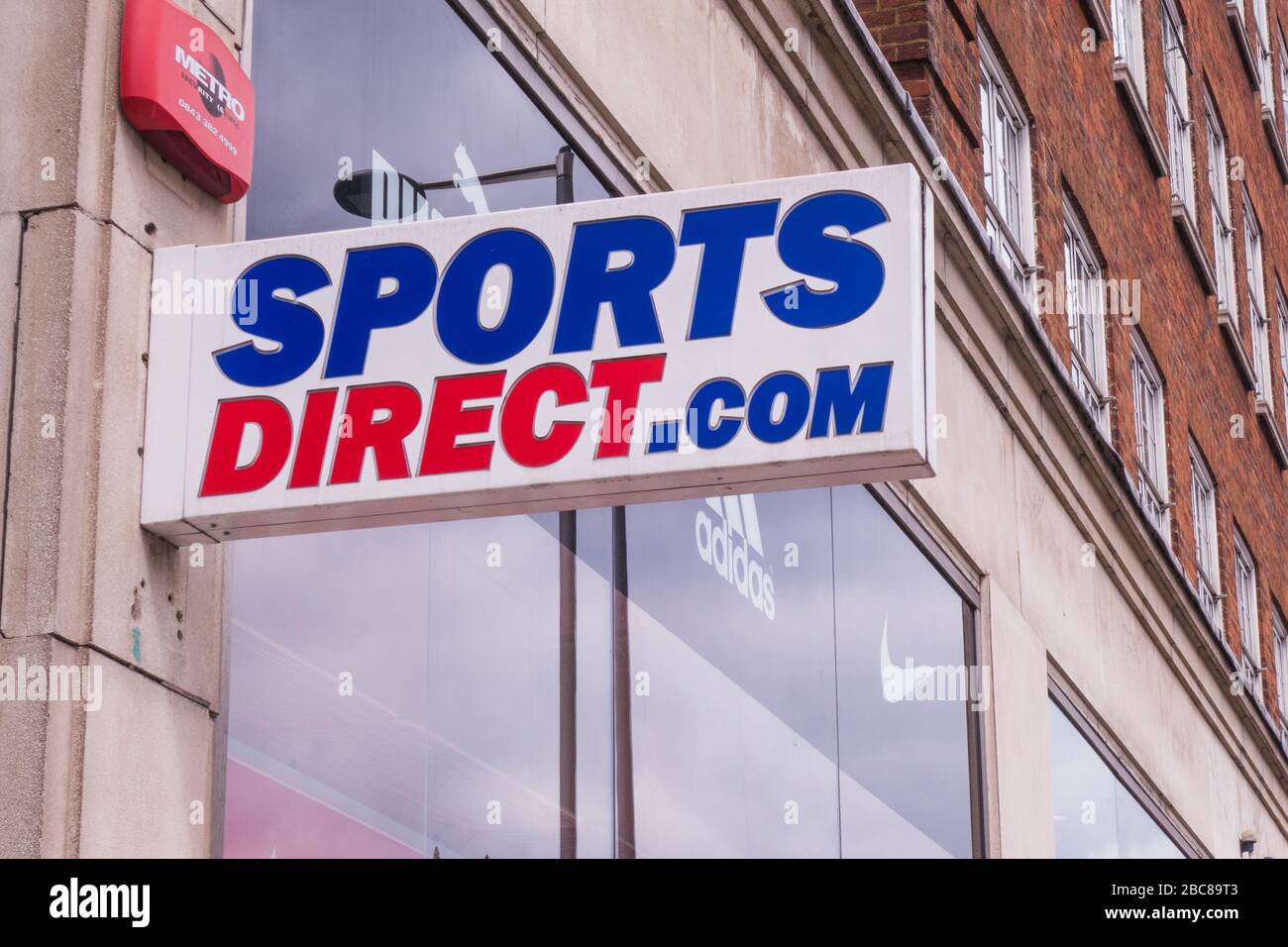 Sports Direct, détaillant britannique de produits de sport de haute rue - logo extérieur / signalisation - Londres Banque D'Images