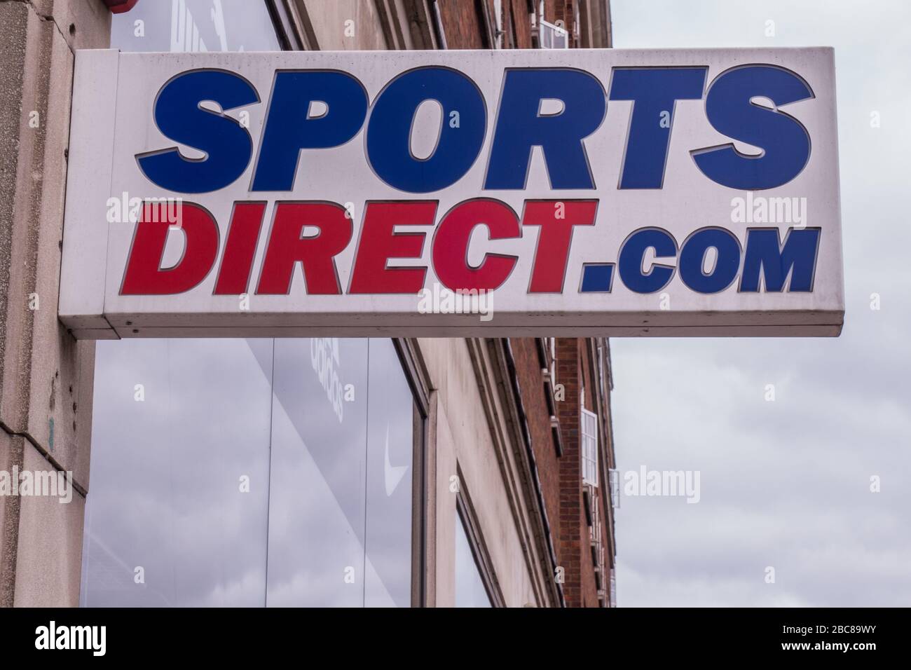 Sports Direct, détaillant britannique de produits de sport de haute rue - logo extérieur / signalisation - Londres Banque D'Images