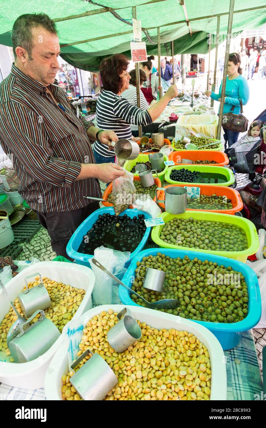 Olives en vente à l'étalage du marché, Loule, Algarve, Portugal Banque D'Images