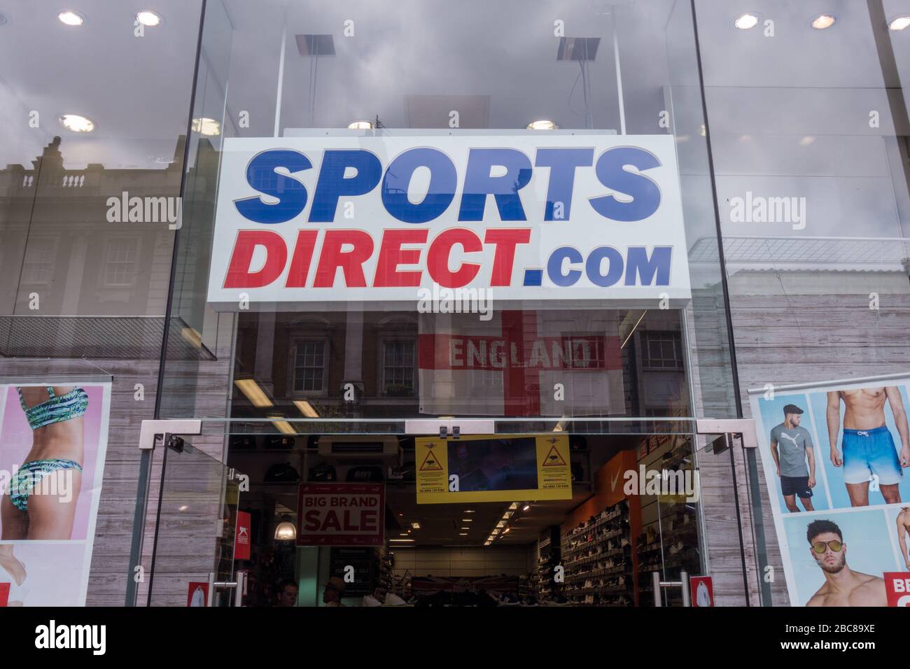 Sports Direct, détaillant britannique de produits de sport de haute rue - logo extérieur / signalisation - Londres Banque D'Images