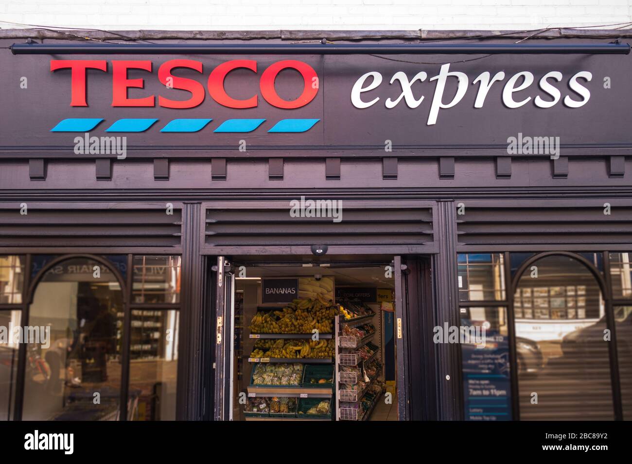 Tesco Express - version locale de la grande chaîne de supermarchés britannique - logo extérieur / signalisation - Londres Banque D'Images