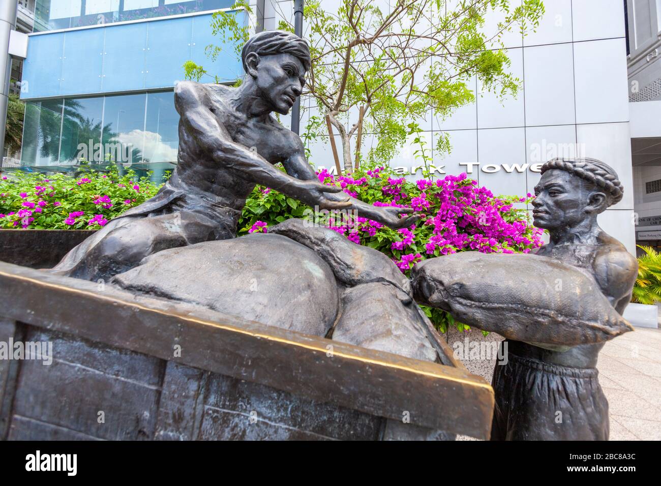 Les marchands de rivière, sculpture de AW Tee Hong, avec les coolies indiennes et chinoises chargaient des marchandises sur un chariot à boulettes, Maybank Tower, Singapour Banque D'Images