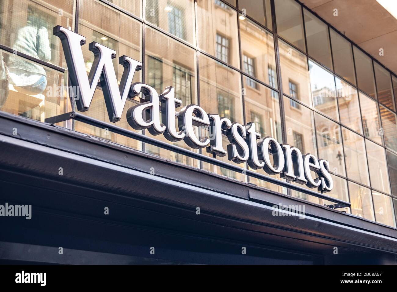 Waterstones, emblématique marque britannique High Street Bookshop - logo extérieur / signalisation - Londres Banque D'Images