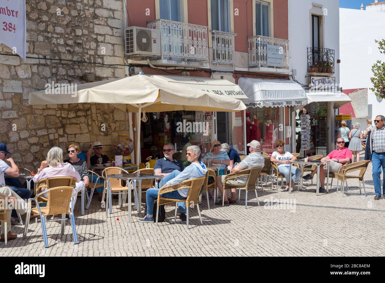 Des personnes assises à des tables au café extérieur, Loule, Algarve, Portugal Banque D'Images