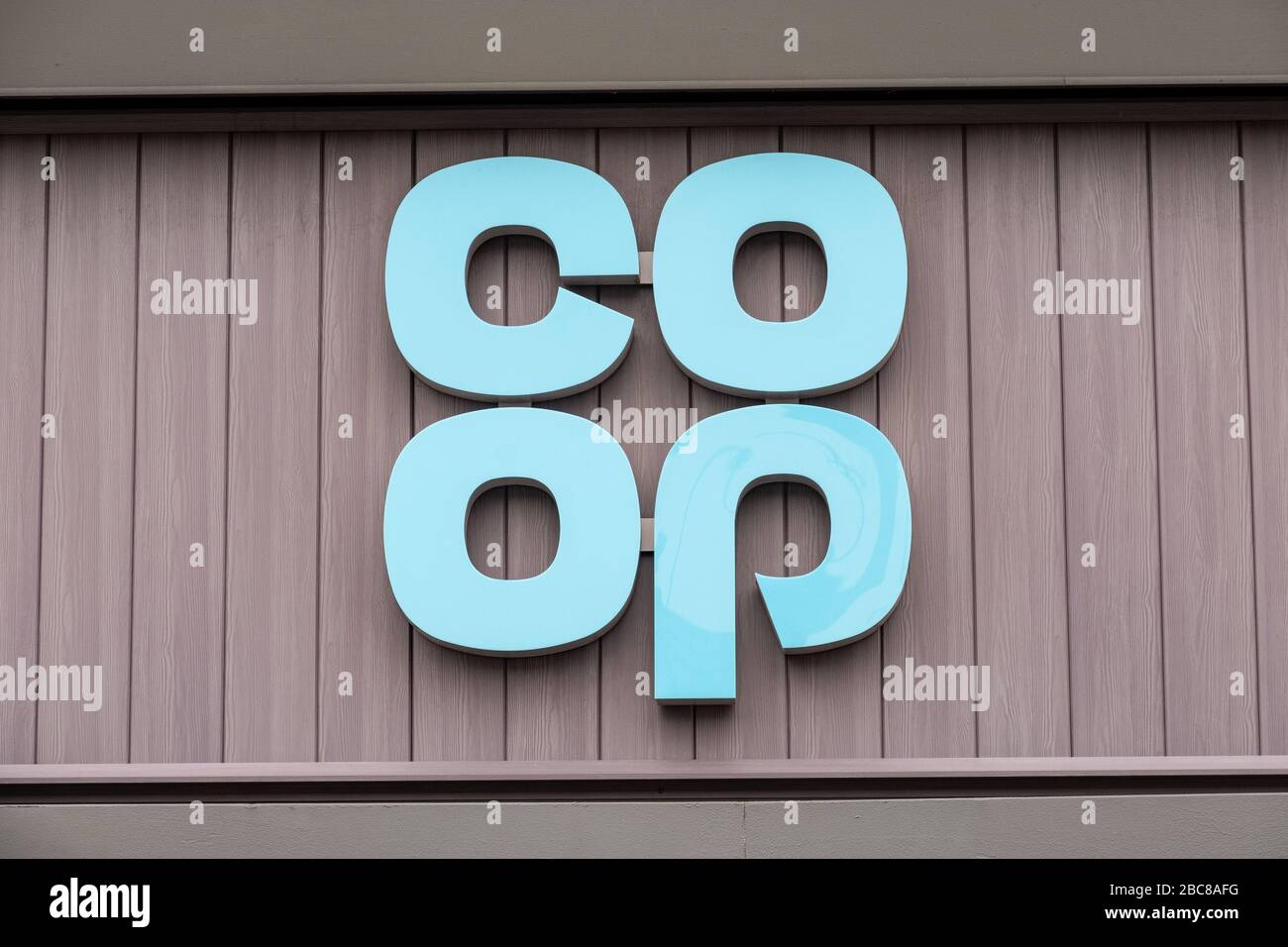 Magasin d'alimentation coopératif - version locale de la chaîne britannique de supermarchés - logo extérieur / signalisation - Londres Banque D'Images