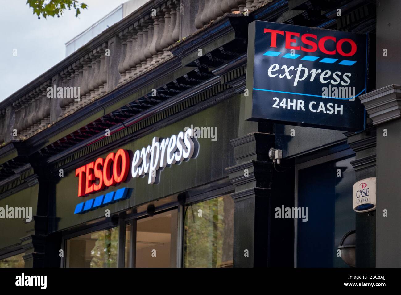 Tesco Express - version locale de la grande chaîne de supermarchés britannique - logo extérieur / signalisation - Londres Banque D'Images