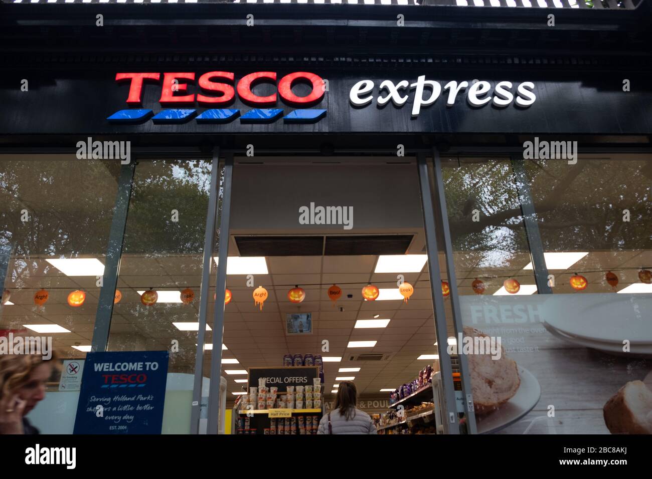 Tesco Express - version locale de la grande chaîne de supermarchés britannique - logo extérieur / signalisation - Londres Banque D'Images