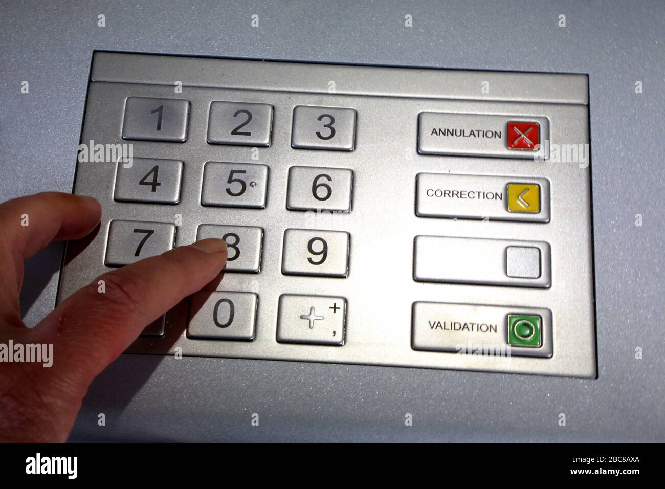Composition du code secret sur un clavier bancaire.  Saint-Gervais-les-bains. Haute-Savoie. France Photo Stock - Alamy