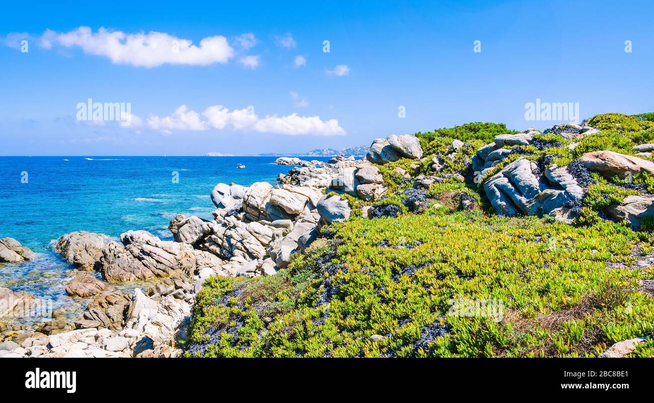Les roches de granit et de côte d'azur incroyable sur l'eau belle Sardaigne, île près de Porto Pollo, Sargedna, Italie. Banque D'Images