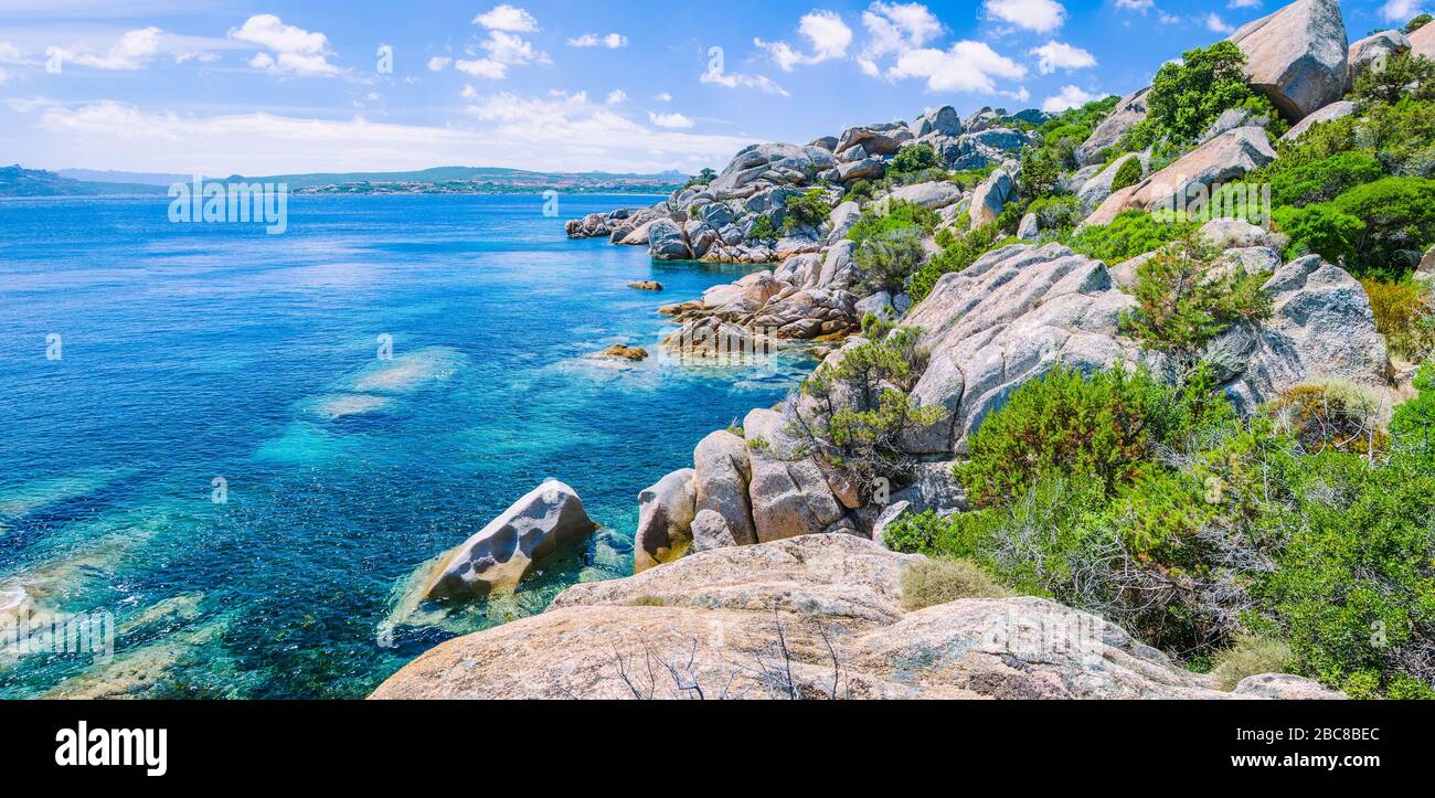 Des rochers de granit bizarres et de l'eau d'azure étonnante sur la magnifique île de Sardaigne près de Porto Pollo, Sargedna, Italie. Banque D'Images