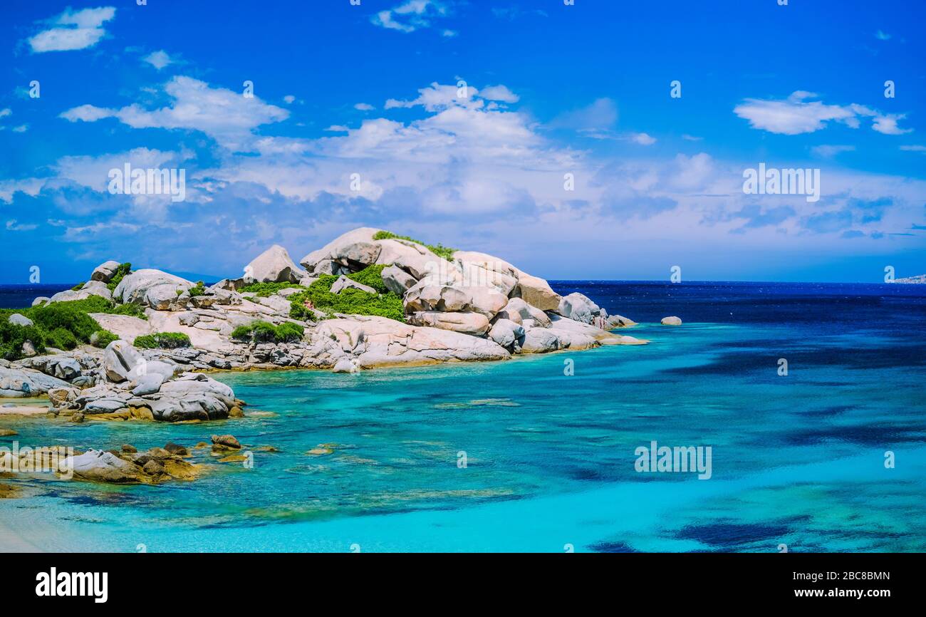 Des roches de granit bizarre se forment dans l'eau d'azure étonnante sur la magnifique île de Sardaigne près de Porto Pollo, Sargedna, Italie. Banque D'Images