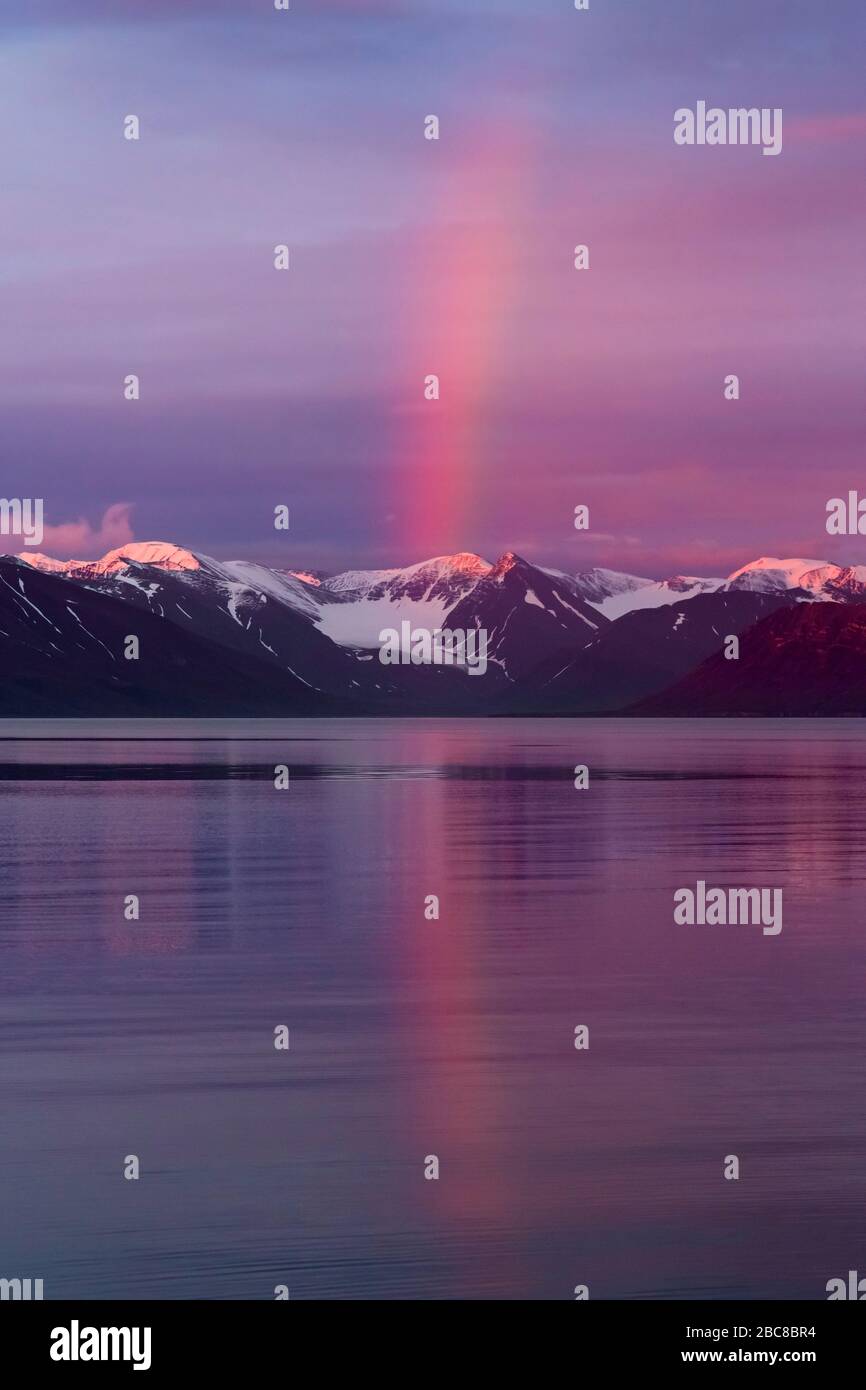 Rainbow au-dessus de Liefdejorden au coucher du soleil en été, fjord à Haakon VII Land sur Spitsbergen, Svalbard, Norvège Banque D'Images
