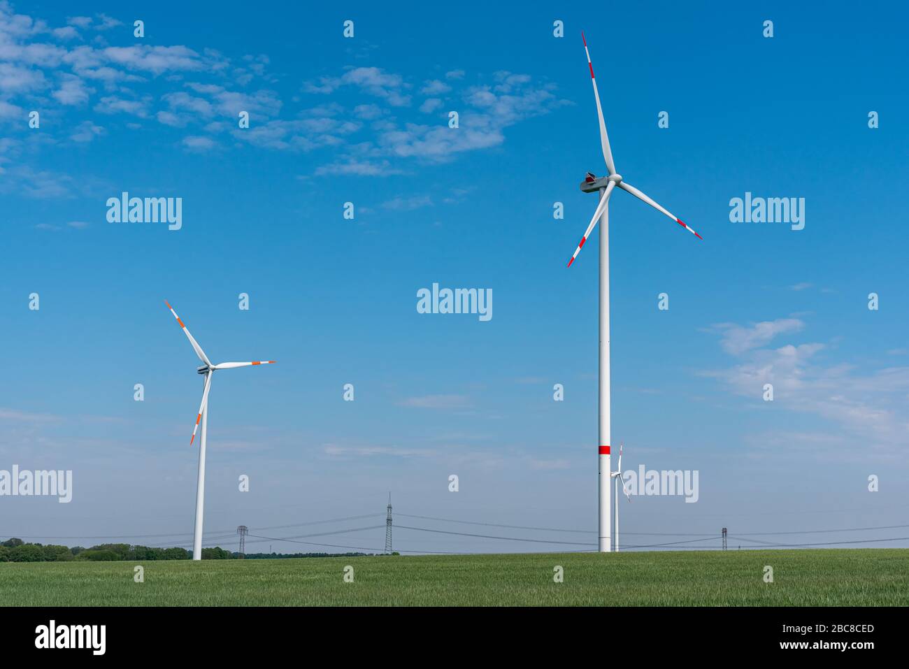 Des éoliennes modernes dans un champ de maïs vu en Allemagne Banque D'Images