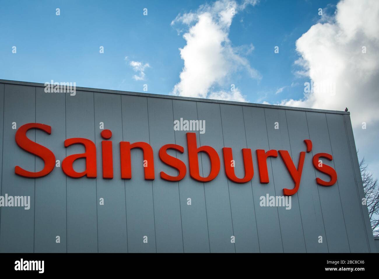 Logo extérieur de la succursale de supermarché Sainsbury's / signalisation- Londres Banque D'Images