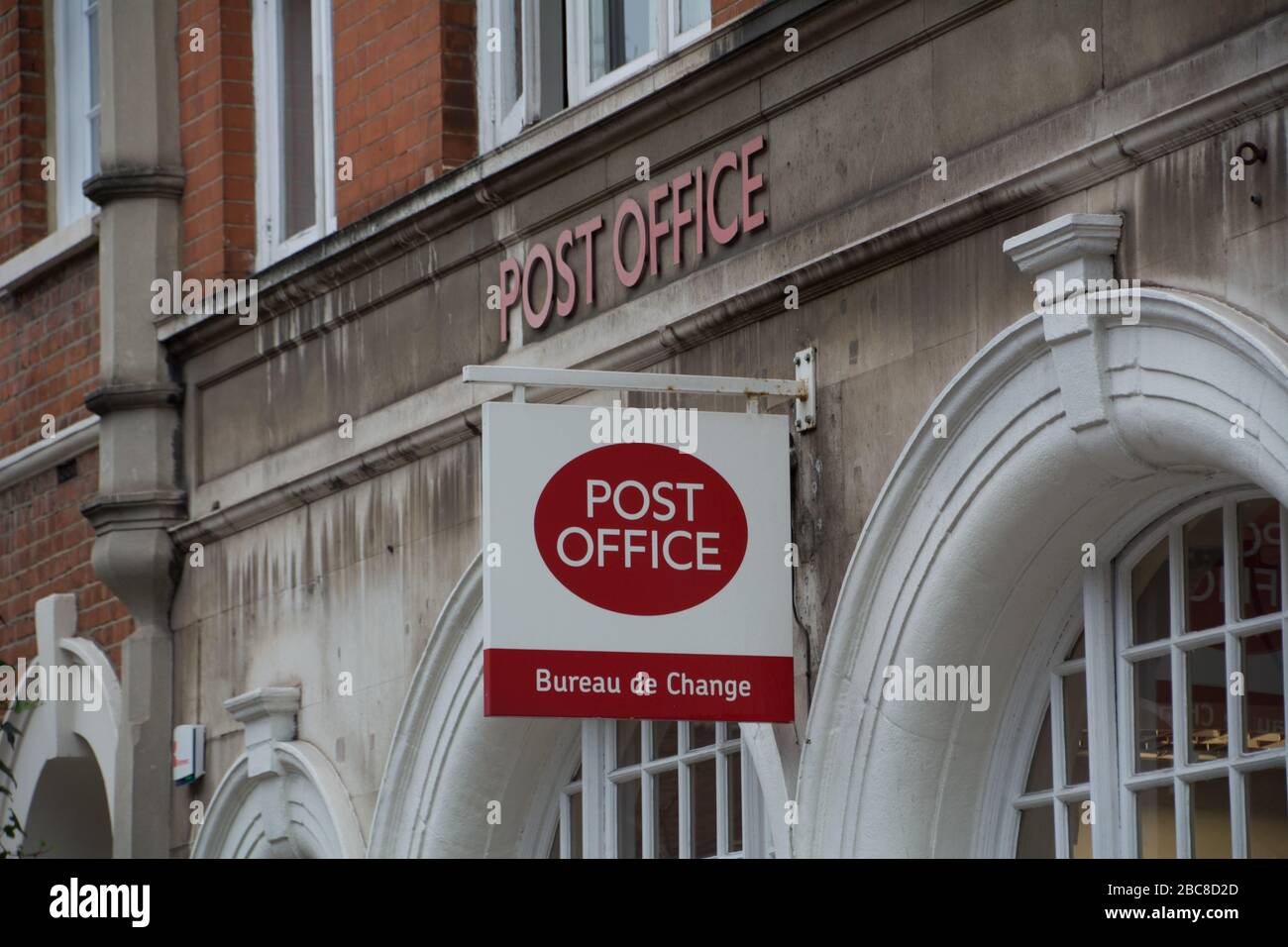 Bureau de poste, une entreprise britannique de bureau de poste de haute rue - logo extérieur / signalisation - Londres Banque D'Images