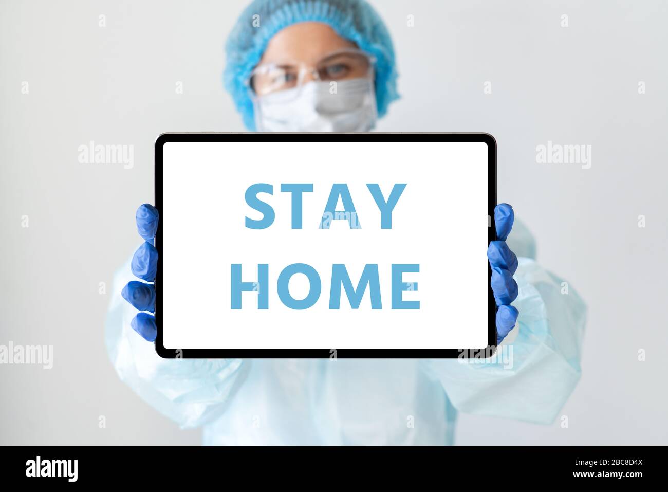 Médecin avec une tablette numérique. Inscription à l'écran « Way home save Lives » Banque D'Images