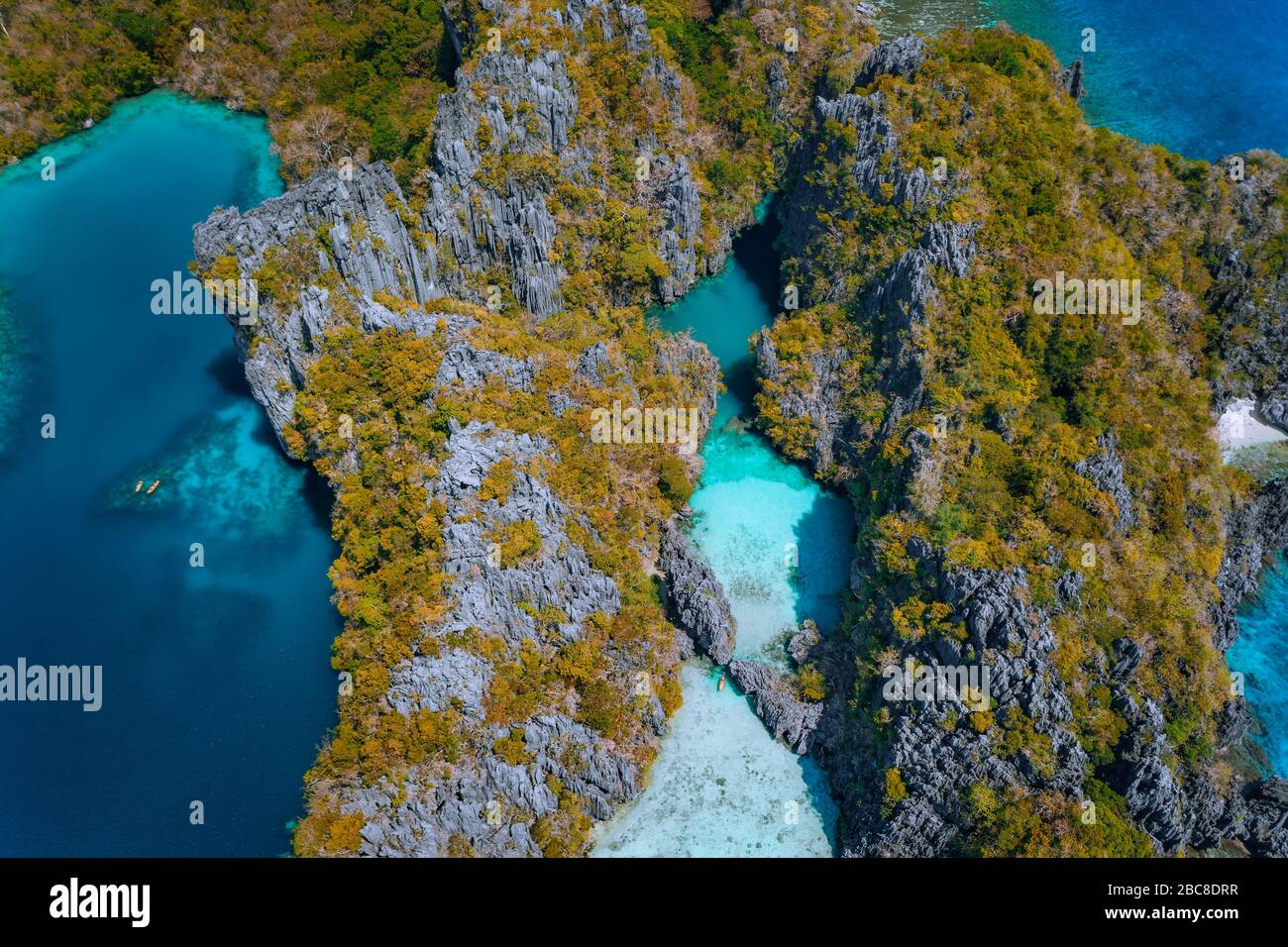 Drone aérien vue du haut vers le bas de la turquoise, petits et grands lagon et falaises de pierre à chaux. Réserve nationale Marine à El Nido, Palawan, Philippines. Banque D'Images